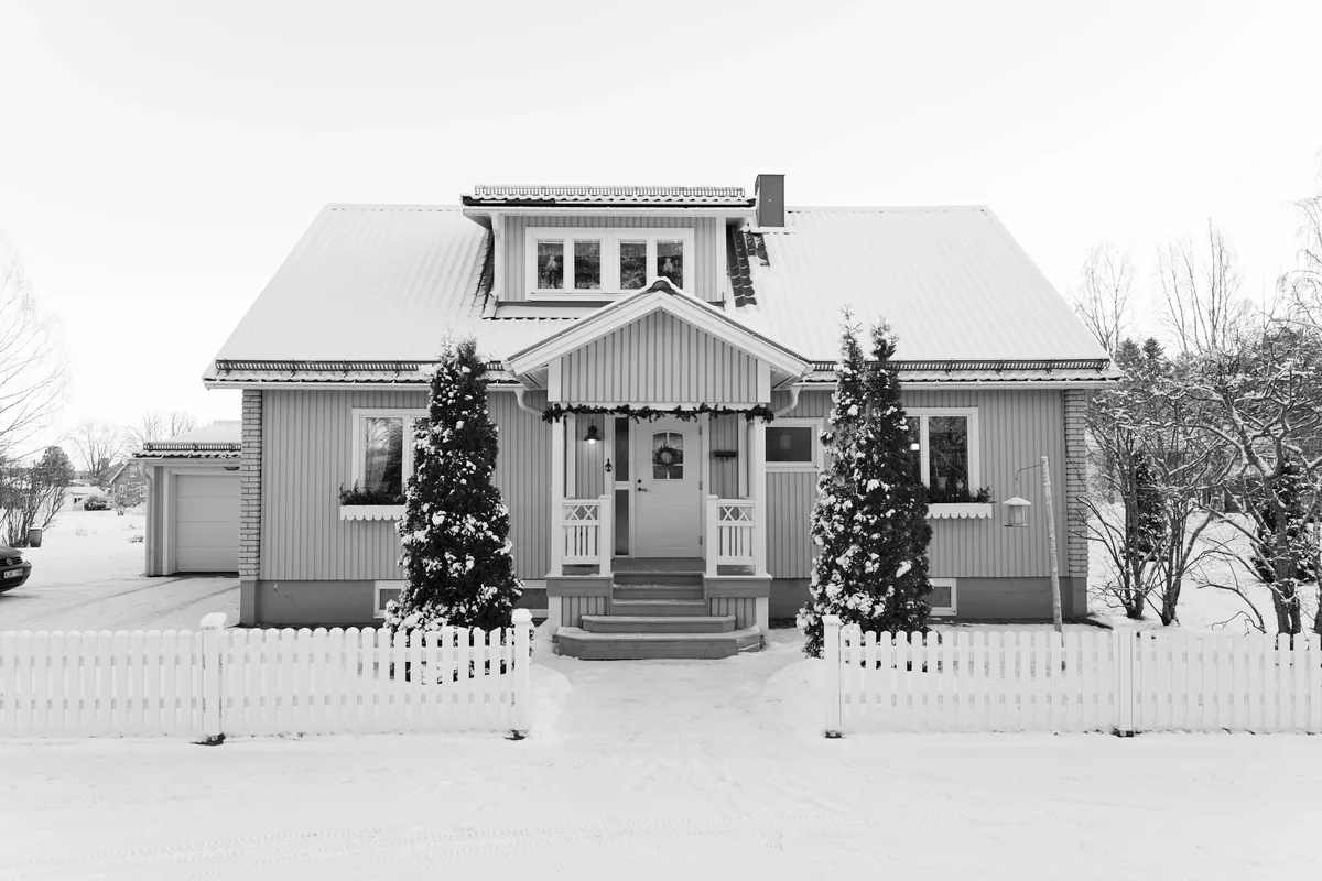 South Florida saltbox home with outdoor heat pump operating in winter snow